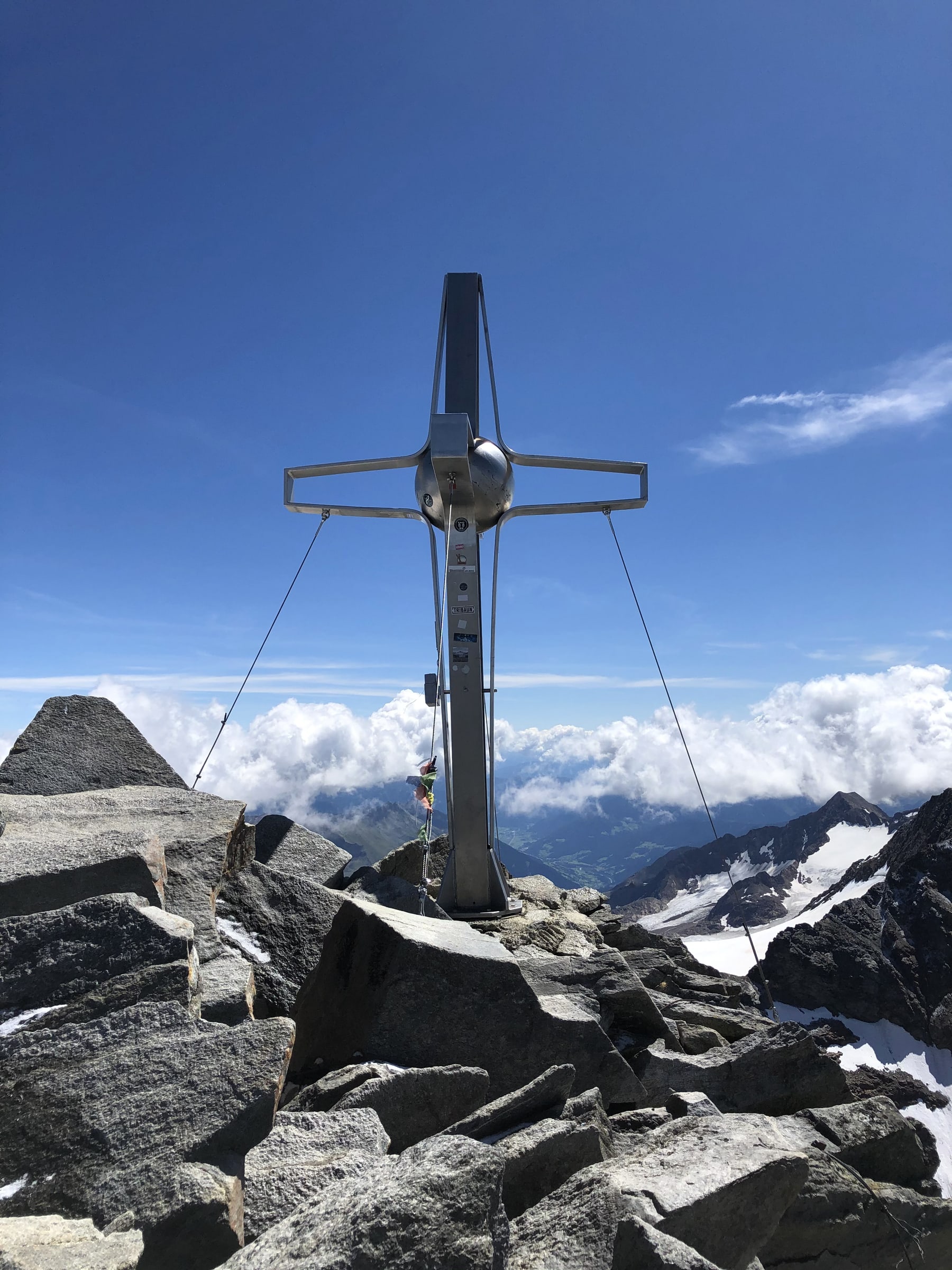 Am Gipfelkreuz im Stubaital