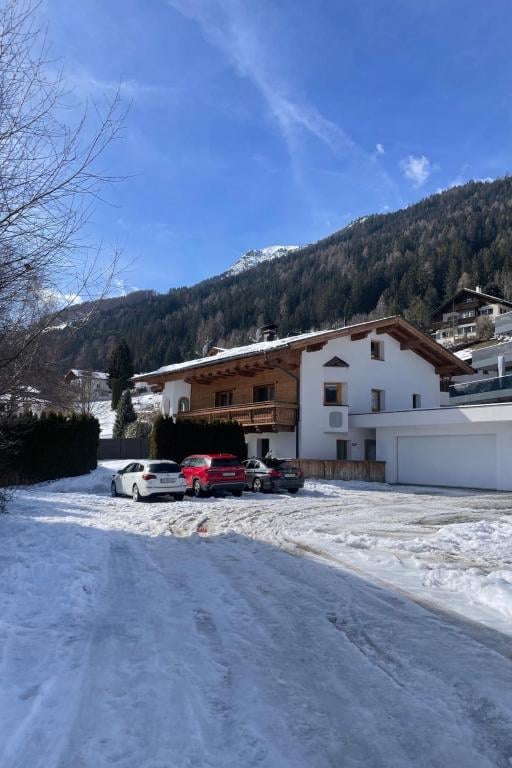 Das Haus im Winter mit Parkplatz