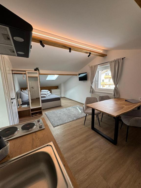 Gesamtansicht des AlpenStudio mit Küche, Essbereich und Schlafbereich