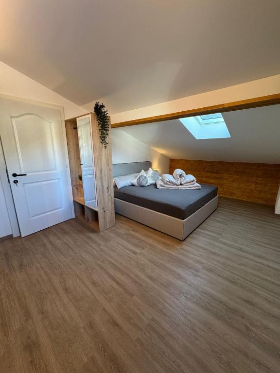 Schlafbereich mit Dachfenster