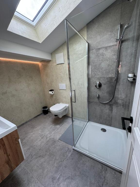 Dusche mit Dachfenster